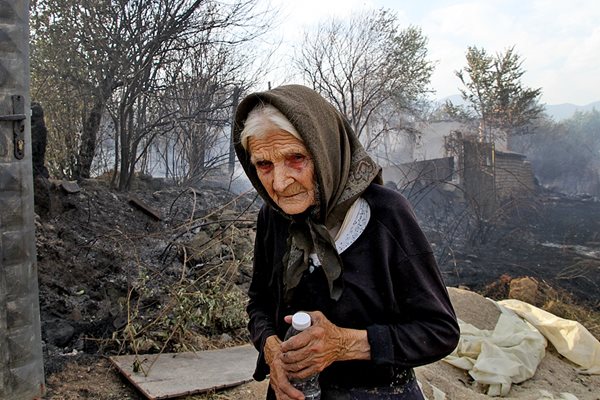 Баба Мария изгуби къщата си в пожара, но вече има кандидат да й построи нова.
