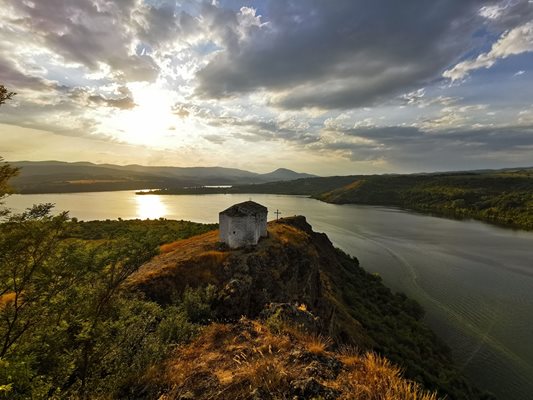 Параклис “Св. Йоан Летни” над язовир "Пчелина"
Снимка: Радостин Митков.