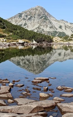 Муратов връх, отразен в Жабешкото езеро
Снимка: Люба Хлебарова