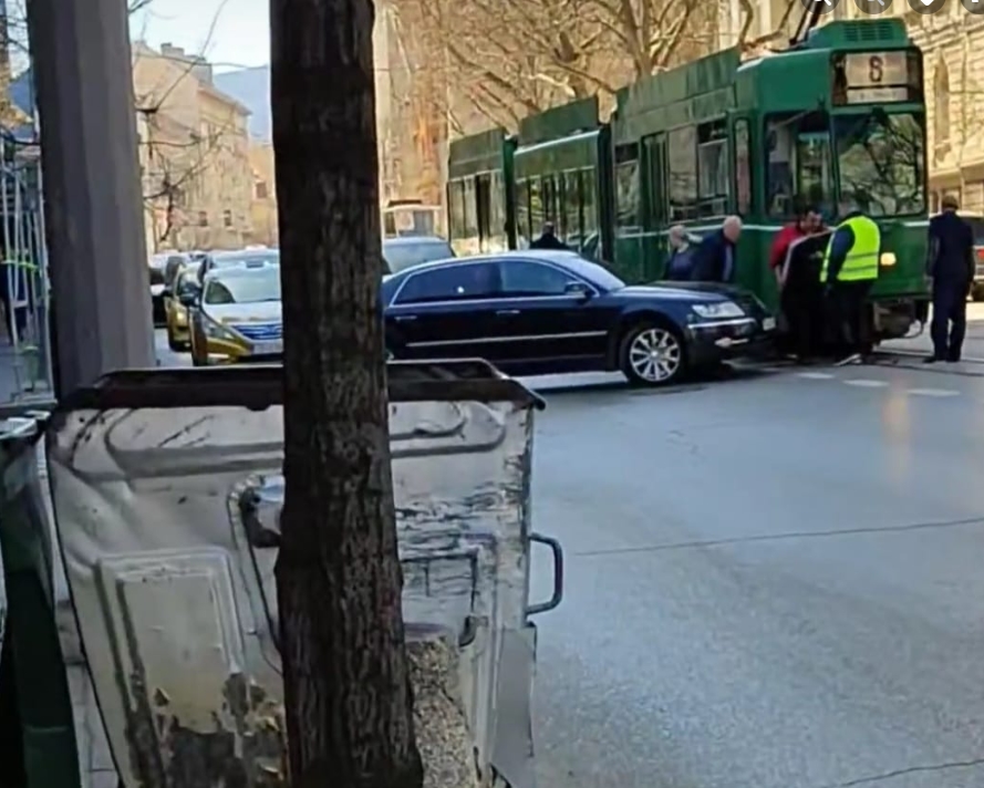 Кола се блъсна в трамвай в София