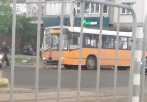 Блъснатият автобус на Ботевградско шосе в София Снимка:фейсбук/ Катастрофи в София