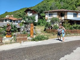 Село Пирин се прочу с дървените си скулптури.