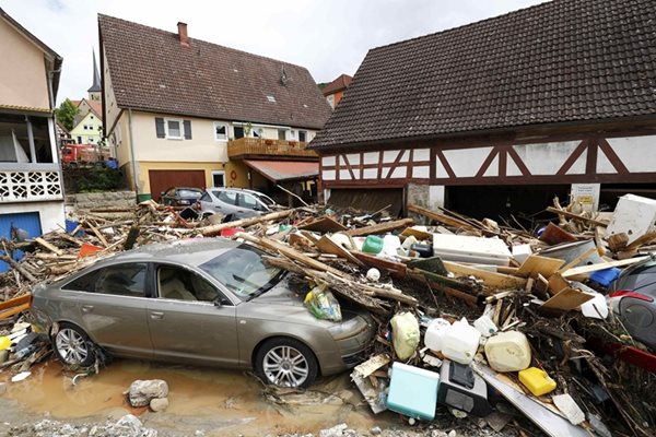Отломки от наводненията затлачиха улиците на град Браунсбах в провинция Баден-Вюртемберг.