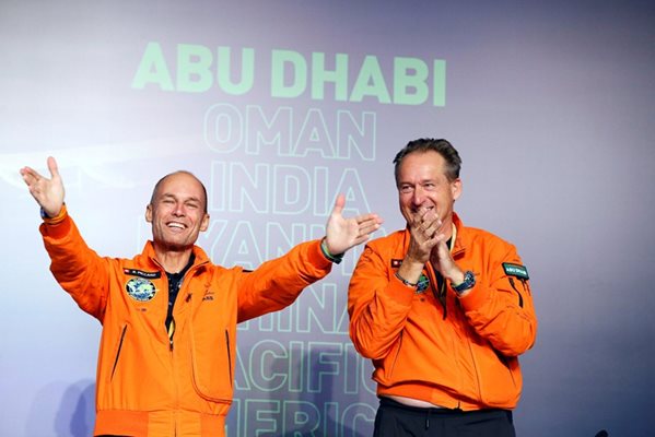 Швейцарците Андре Боршберг и Бертран Пикар на пресконференцията в Абу Даби.