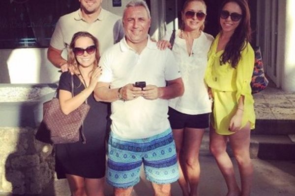 Семейство Стоичкови позира за снимка  заедно с годеника на Христина Лука Белич.