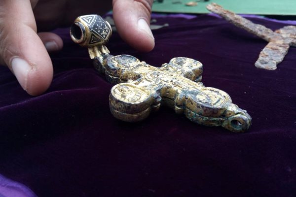 Уникалният златен кръст реликварий