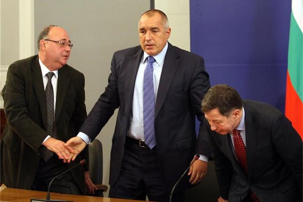 Премиерът Бойко Борисов представя Румен Миланов, шеф на новото звено БОРКОР, и неговия заместник Петко Сертов (вляво).
СНИМКА: АНДРЕЙ МИХАЙЛОВ