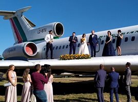 Младоженци си казват заветното “да” на крилото на стар Ту-154 в Бургас.