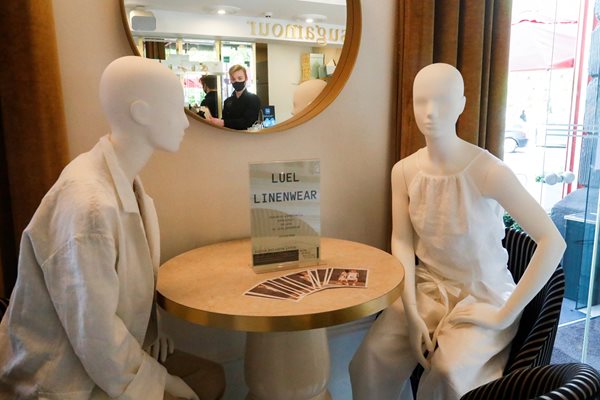 Ресторанти и барове във Вилнюс поставят манекени на празните маси СНИМКИ: РОЙТЕРС