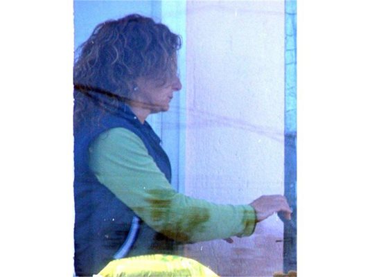 Майката на Данаил Стефка само се показа през стъклената тераса на къщата.
