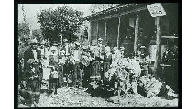Български производители на розово масло през 30-те години.