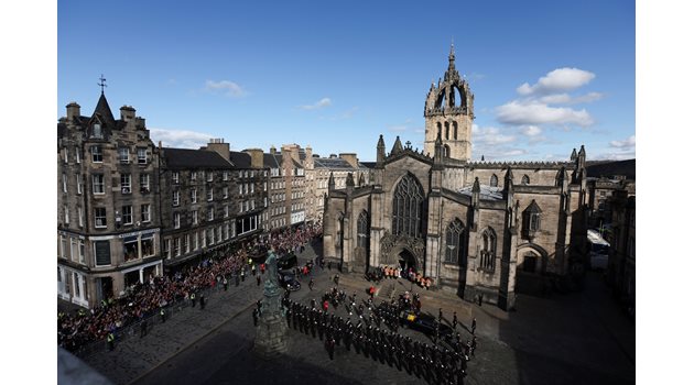 Катафалката, превозваща ковчега на кралица Елизабет, пристига в катедралата “Сейнт Джайлс” в Единбург, Шотландия.