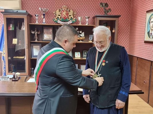 Отец Петър получи почетния знак на Свети Влас от кмета на града Иван Николов