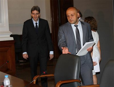 Министърът за евросредствата Томислав Дончев (вдясно) кани  румънския министър по европейските въпроси Леонард Орбан на брифинг след срещата им.  
 СНИМКА: Румяна Тонeва
