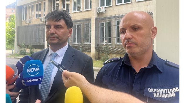 Директорът на СДВР Любомир Николов (вляво) и полицай Цветан Найденов, който се отзовава на сигнала за междусъседски скандал заедно с по-младия си колега.