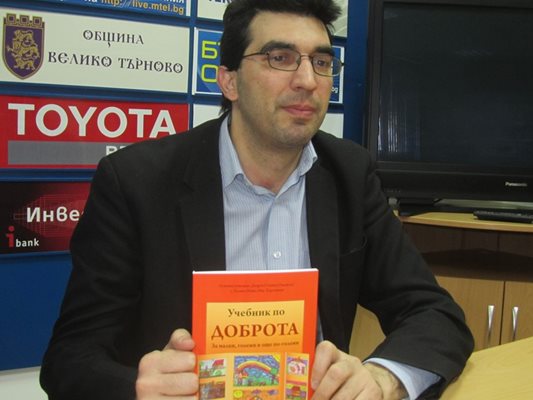 Снимка: Деян Колев с книжката, която ще подарят на политиците