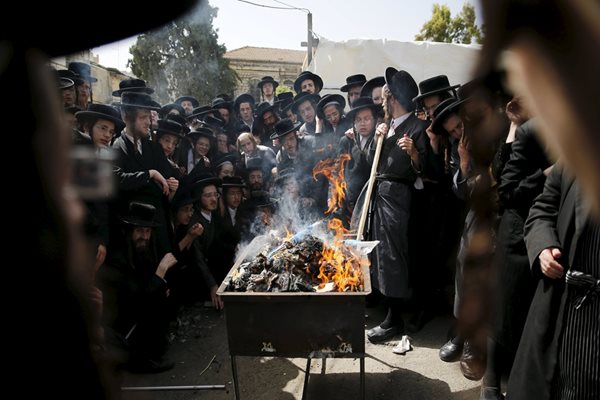 Ортодоксални евреи в Йерусалим горят ритуално останки, по които би могло да има следи от храна с квас, като подготовка за Пасха.