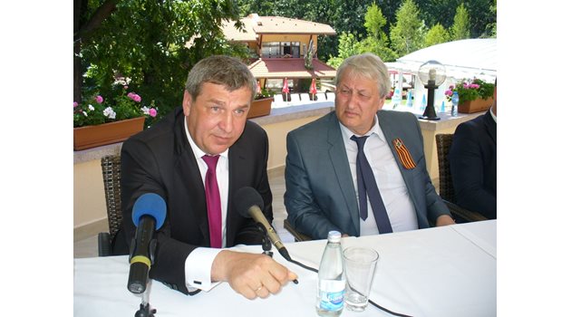 Леонид Решетников (вдясно) и министърът на регионалното развитие Игор Слюняев на пресконференция през 2014 г.