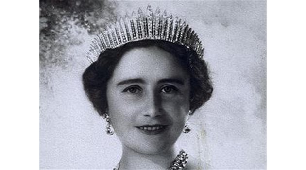 ПОВОД: Кралицата майка носи тиарата на коронацията си през 1937 година.