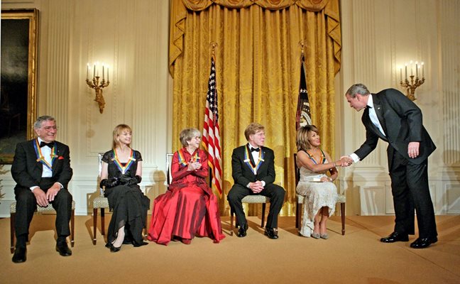 Президентът на САЩ Джордж Буш поздравява Тина Търнър през 2005 г.