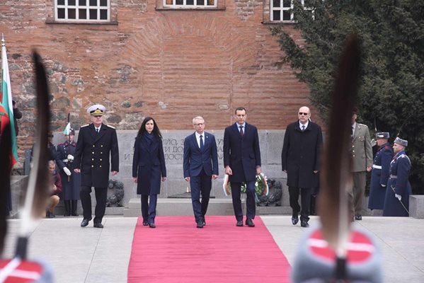 Academician Prime Minister Nikolay Denkov, Deputy Prime Minister Maria Gabriel and Sofia Mayor Vasil Terziev laid wreaths in front of the Unknown Warrior Monument.