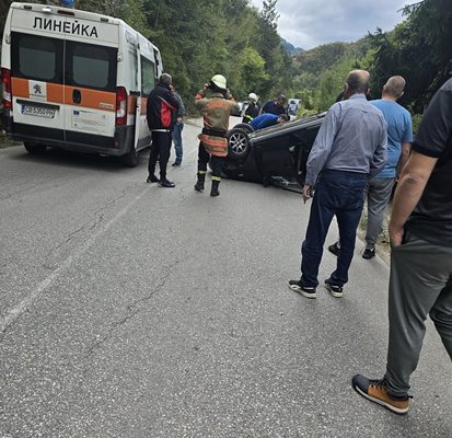 Заради катастрофата движението по пътя Девин-Доспат временно е спряно.
Снимка: Фейсбук/ I see you KAT Devin