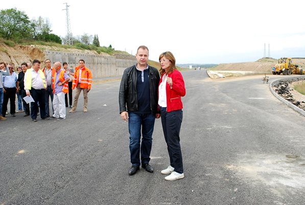 Вицепремиерът Екатерина Захариева и шефът на УС на АПИ Лазар Лазаровинспектираха вчера строителството на аутобана Марица до пътен възел "Тополовград"