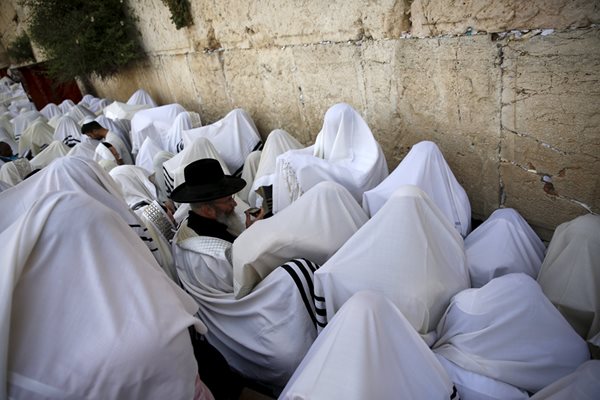Евреи се молят на Стената на плача в Йерусалим.