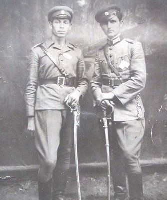 Павел Матев (вляво) като войник
