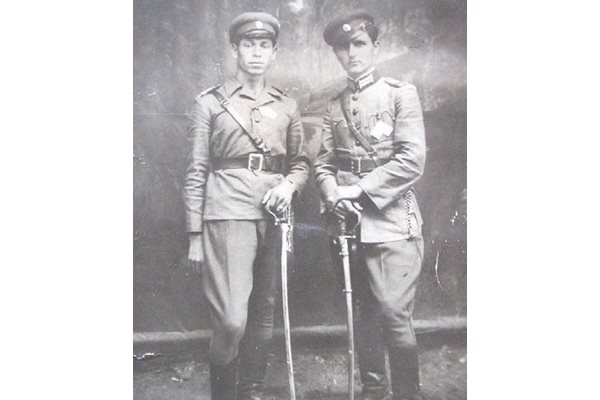Павел Матев (вляво) като войник