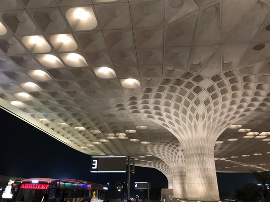 Наскоро завършеното ново летище на Мумбай е архитектурна забележителност.