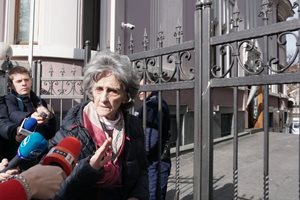 Реставраторка на Божков, излизаща от офиса му: Не коментирам, имам грип