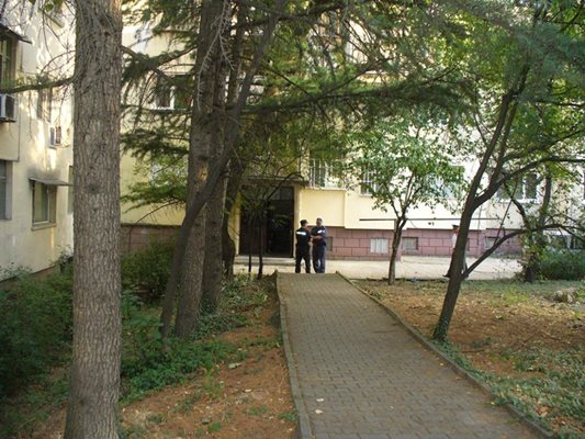Входът на блока, където ефрейтор Стилян Петров застреля жена си Ваня.