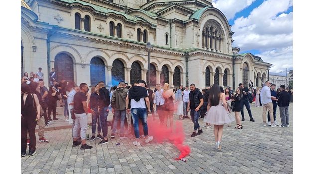 Абитуриенти палят димки пред храм "Св. Александър Невски".. Снимки ВЕЛИСЛАВ НИКОЛОВ
