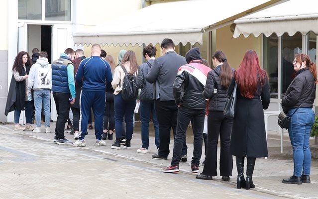 Ученици чакат за полагане на матура СНИМКА: РУМЯНА ТОНЕВА