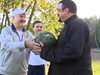 Александър Лукашенко черпи Стивън Сегал с моркови и дини