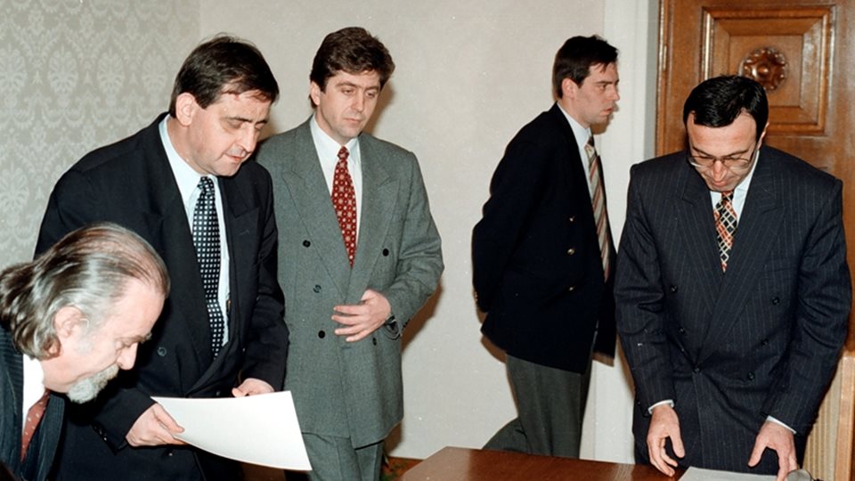 Резултат с изображение за „Николай Добрев връщат мандата за съставяне на ново правителство след оставката на правителството на Жан Виденов по време на политическата криза“