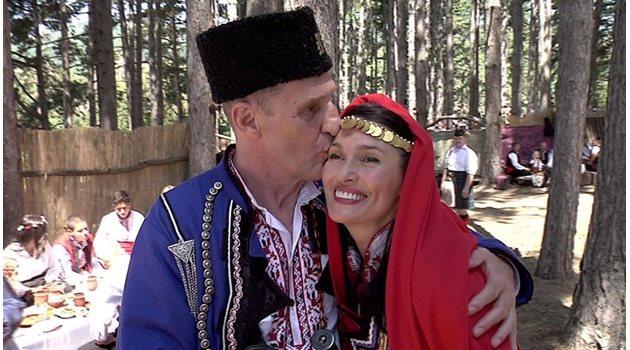 Деяна Бонева и Бен Крос се ожениха, облечени в български народни носии.