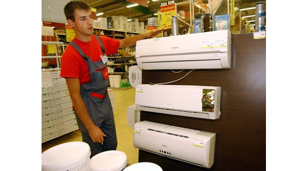 Климатици са изложени в магазин за домашна техника. Те били все по-търсени за отопление, твърдят търговци.