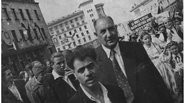 ЛИДЕР: Шакир Пашов (вдясно) води ромска група на манифестация.
