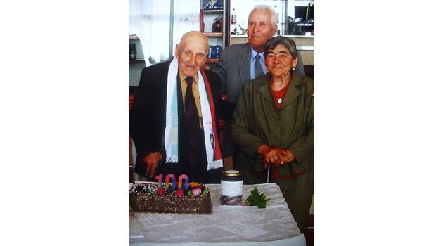 Преди 3 години дядо Стойчо отпразнува тържествено 100-годишния си юбилей. До него е втората му съпруга Ирина, която починала през февруари на 82 години.