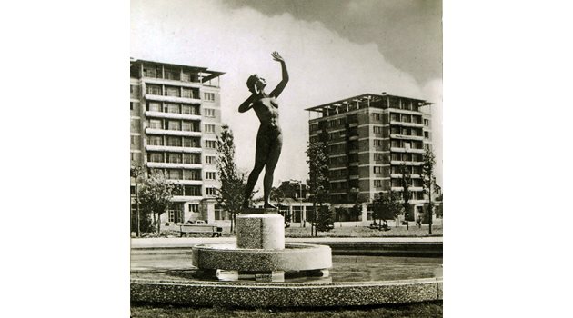 “Къпеща се” - скулптура на Васка Емануилова във фонтаните на парк “Заимов”, 1960 г.
