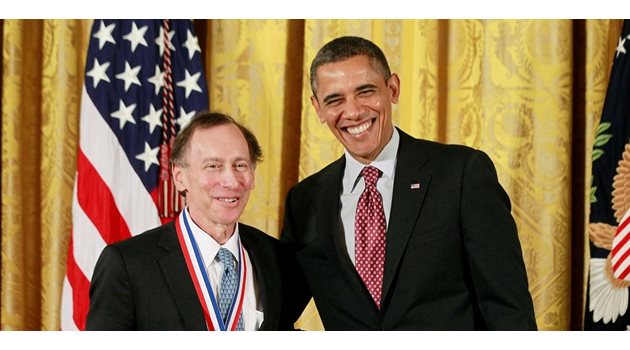 Робърт Лангър получи най-високата американска награда за научни постижения от президента Барак Обама през 2013 г.