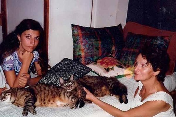 Французойката Кристин (вляво) и майка й Мари Сюзан (вдясно) през 90-те години, преди да започнат да разплитат българската връзка във фамилната мистерия.