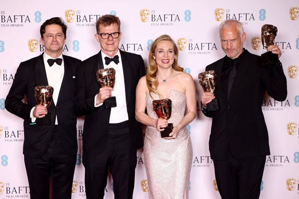 Греъм Броудбенд, Пийт Чернин и Мартин Макдона позират с наградите си за "Баншите от Инишерин".