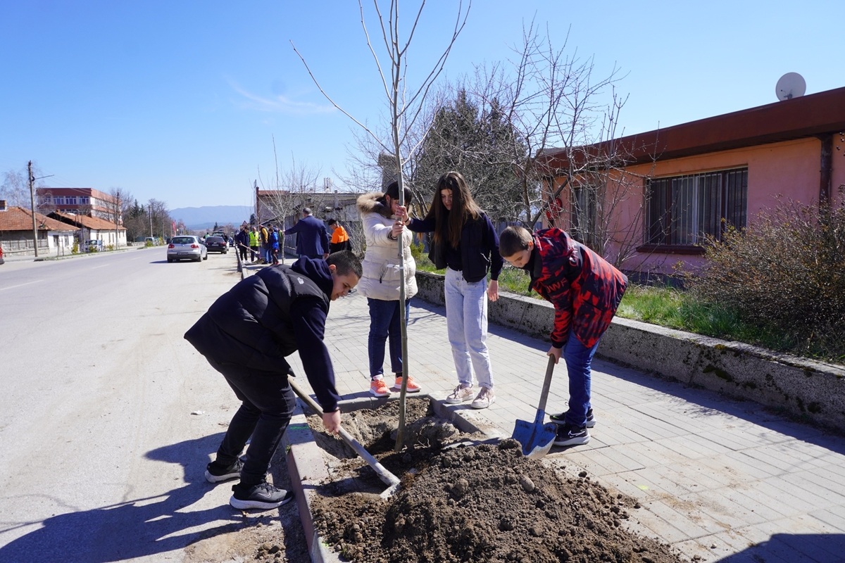 Кампания на Община Разлог "Сто ученици засаждат Сто млади дръвчета"