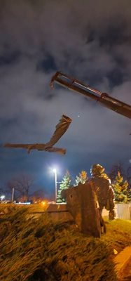 Товарят фигурите от Паметника на съветската армия
