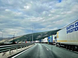 Трафикът е интензивен за товарни автомобили на изход на някои гранични пунктове с Румъния