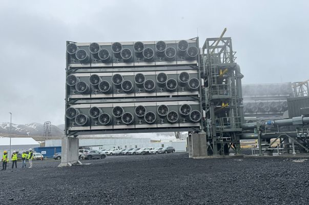 В Исландия заработи най-големият в света завод за улавяне на въглероден диоксид от въздуха Снимка: Twitter/@AndreasenJack