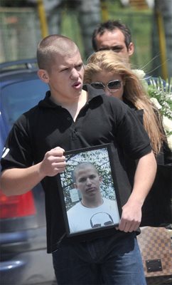 Синът на Баретата - Алекс, на погребението на близък приятел, който изгоря при катастрофа с една от колите на Златомир Иванов.